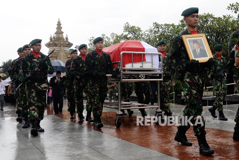 Prajuri TNI membawa peti jenazah almarhum mantan Menteri Agama Maftuh Basyuni saat pemakaman di TMP Kalibata, Jakarta, Rabu (21/9)