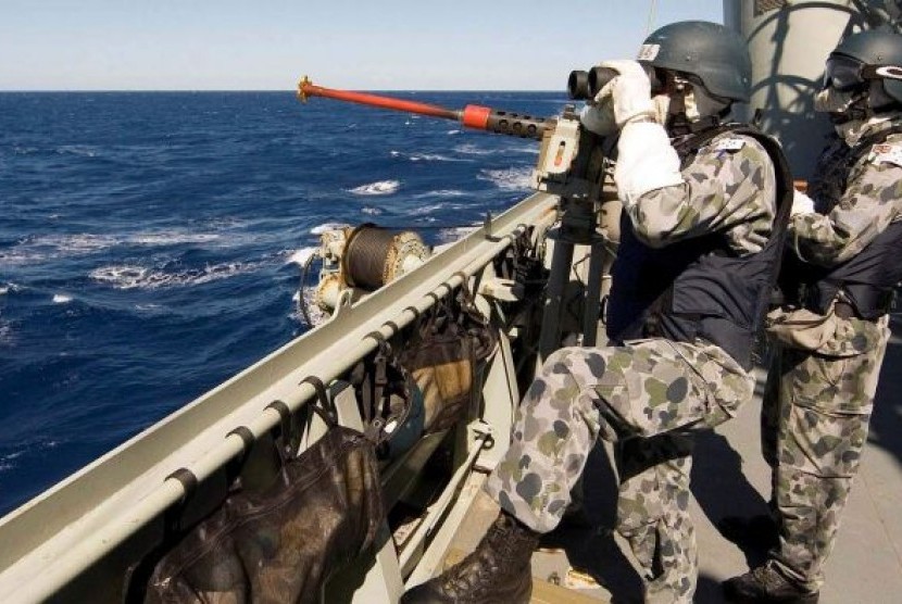 Prajurit Angkatan Laut Australia yang bertugas di Kapal Perang HMAS Toowoomba.