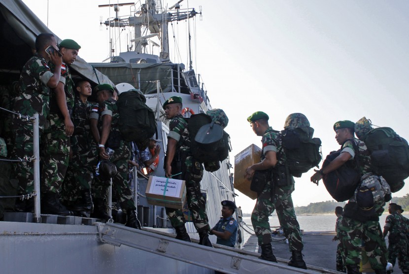 Prajurit Batalion 521/Dadaha Yudha naik ke kapal perang KRI Teluk Parigi di Pelabuhan Pangkalan TNI AL Sedadap Kabupaten Nunukan, Kalimantan Utara, Selasa (29/3).