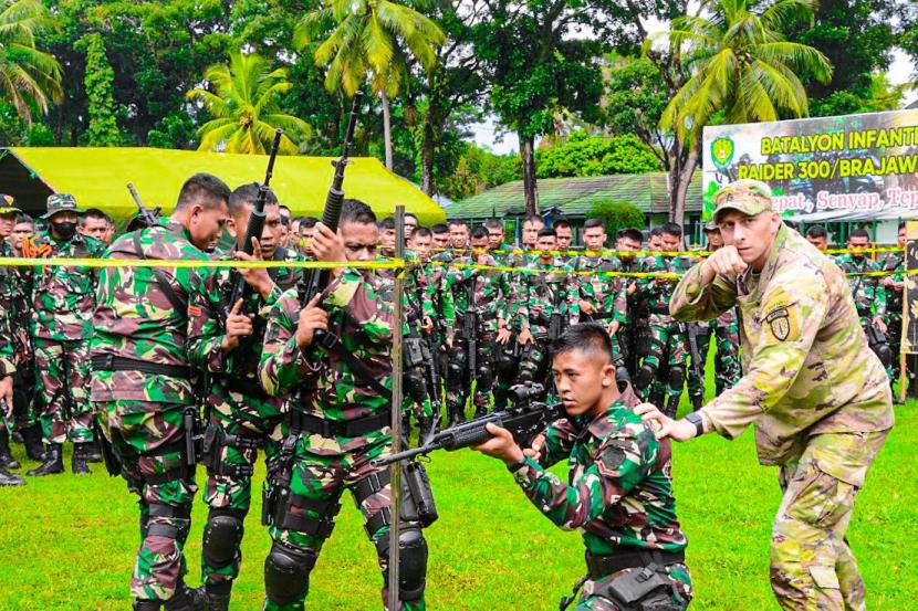 Prajurit Tni Suguhkan Pertempuran Jarak Dekat Kepada Us Army