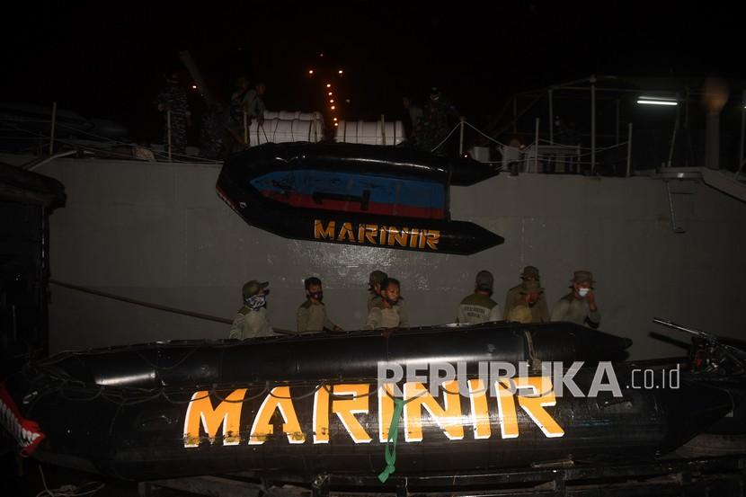 Prajurit Batalyon Intai Amfibi-1 (Taifib) Korps Marinir menaikkan perahu karet ke atas KRI Gilimanuk-531 di Dermaga Pelabuhan JICT 2, Jakarta, Sabtu (9/1/2021). Kegiatan tersebut untuk persiapan pencarian pesawat Sriwijaya Air SJY 182 yang hilang kontak di perairan Kepulauan Seribu. 