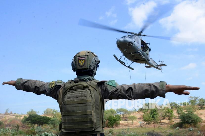 Prajurit Batalyon Intai Amfibi (YonTaifib) 2 Korps Marinir memandu heli Bell 412/HU-4206 milik Skuadron 400 Wing Udara 2 Puspenerbal saat latihan fastrope dan stabo di Pusat Latihan Pertepuran (Puslatpur) Korps Marinir 5 Baluran, Karangtekok, Situbondo, Jawa Timur, Rabu (2/6/2021). Latihan tersebut merupakan bagian dari Latihan Satuan Dasar (LSD) II TW.II Aspek Darat TA. 2021 yang bertujuan untuk memelihara serta meningkatkan kemampuan dan profesionalisme prajurit Yontaifib 2 Marinir guna melaksanakan fungsi dan tugasnya sebagai pasukan khusus TNI AL.