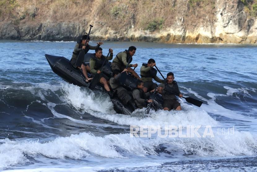 Prajurit Batalyon Intai Amfibi (Yontaifib) Korps Marinir TNI AL menerjang gelombang dalam Latihan Bersama United States Marines Corps Reconnaissance Unit dengan sandi Reconex 21-II di Pusat Latihan Pertempuran Marinir (Puslatpurmar) 7 Lampon, Banyuwangi, Jawa Timur, Jumat (11/6/2021). Latihan tersebut sebagai penyamaan persepsi pasukan elit kedua negara dalam menerapkan kecermatan, ketelitian, kecepatan dan kekompakan dalam tim.