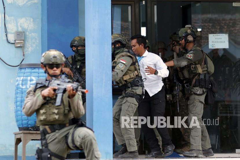 Prajurit Batalyon Intai Amfibi (Yontaifib) Korps Marinir TNI AL melakukan latihan pembebasan sandera bersama United States Marines Corps Reconnaissance Unit bersandi Reconex 21-II di Pancer, Pesanggaran, Banyuwangi, Jawa Timur, Senin (15/6/2021). Aksi pembebasan sandera itu merupakan pengaplikasian skenario latihan pasukan elit kedua negara di Pusat Latihan Pertempuran Marinir (Puslatpurmar) 5 Baluran dan Puslatpurmar 7 Lampon selama dua pekan. 