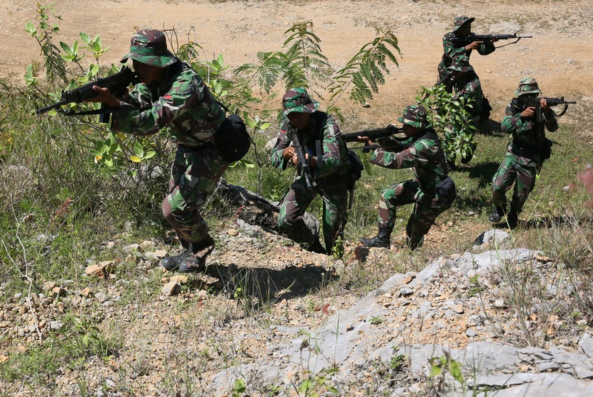  Prajurit Batalyon Raider 112 Kodam Iskandar Muda berlatih penyergapan di kawasan pegunungan Mata Ie, Aceh Besar, Aceh, Ahad (7/12).  (Antara/Irwansyah Putra)