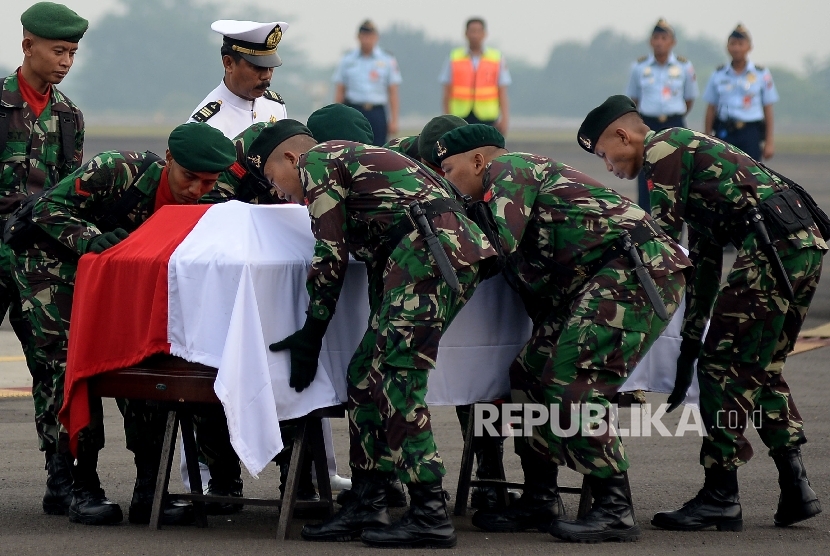 Prajurit bersiap membawa jenazah KH Hasyim Muzadi usai dilakukannya upacara militer di Lanud Halim Perdanakusuma, Jakarta, Kamis(16/3). 