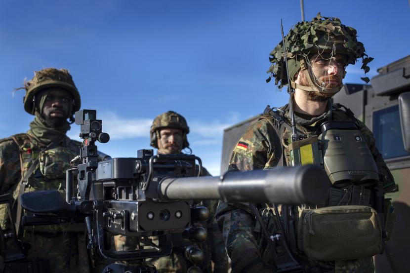 Prajurit Brigade Infanteri Mekanik ke-41 Bundeswehr Jerman mengambil bagian dalam latihan militer. NATO akan menggelar latihan pencegahan nuklir tahunan pada pekan depan. 