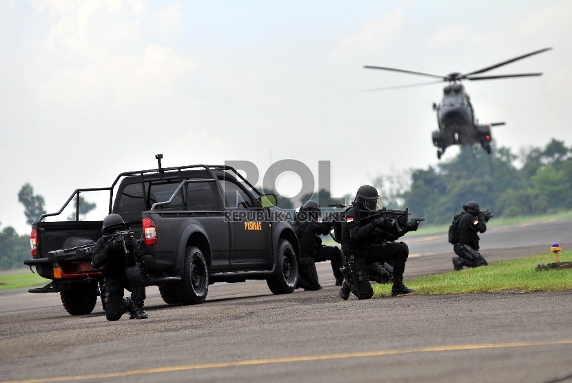 Prajurit detasemen Bravo Korpaskhas TNI AU melakukan simulasi pembebasan sandera saat upacara peringatan HUT Angkatan Udara ke 69 di Pangkalan Udara TNI AU Halim Perdanakusuma, Jakarta, Kamis (9/4).  (Republika/Rakhmawaty La'lang)