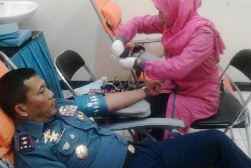 Prajurit Koarmatim menjalani donor darah