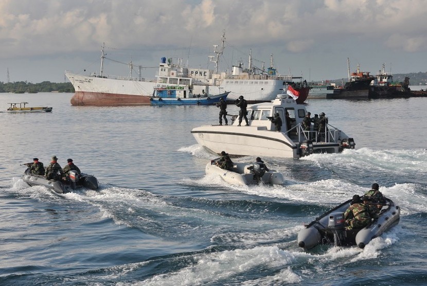 Prajurit Komando Pasukan Katak (Kopaska) dan TNI AL mengamankan presiden dan pejabat negara di dalam boat saat simulasi pengamanan VVIP di Perairan Pelabuhan Benoa, Denpasar, Kamis (16/4). 