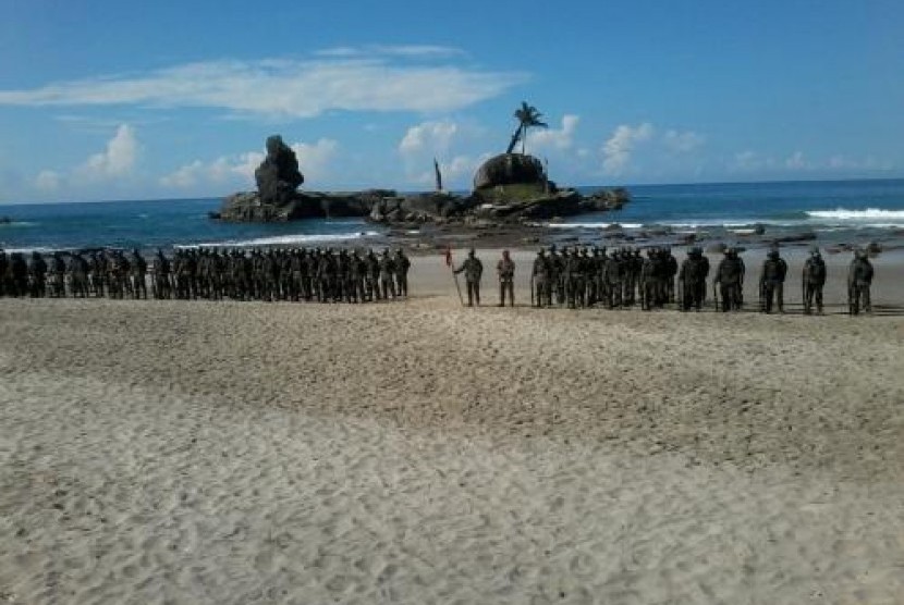 Prajurit Kopassus di Pantai Permisan, Cilacap.