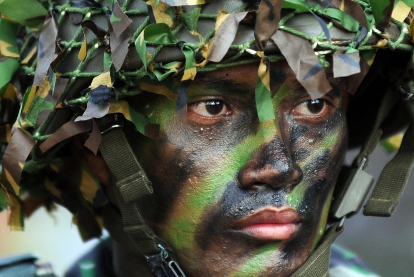 Prajurit Koprs Marinir TNI AL melakukan operasi darat usai mendarat di Pantai Banongan, Asembagus, Situbondo, Jawa Timur, Rabu (4/6).