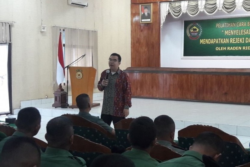 Prajurit Korem 031/Wira Bima mengikuti pelatihan peningkatan SDM melalui cara berpikir suprarasional yang dibawakan motivator Raden Ridwan Hasan Saputra di Aula Wiratama Makorem 031/Wira Bima, Jalan Mayor Ali Rasyid, Pekanbaru, Riau, 11 April-12 April 2018.