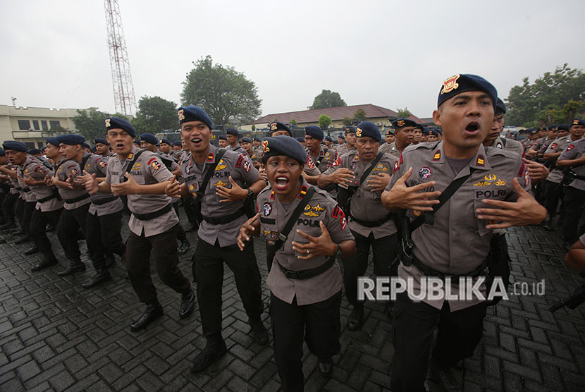 Prajurit Korps Brimob meneriakkan yel-yel saat mengikuti apel kesiapsiagaan pasukan di Mako Brimob Kelapa Dua, Depok, Jawa Barat, Senin (23/4).