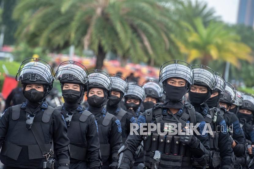 Prajurit Korps Brimob Polri. Presiden Joko Widodo (Jokowi) meminta Polri agar mengedepankan upaya pencegahan dalam menjaga keamanan dan ketertiban masyarakat. 