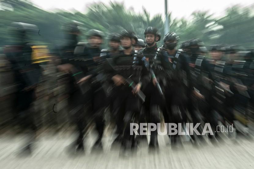 Prajurit Korps Brimob Polri mengikuti apel gabungan gelar pasukan di lapangan Monas, Jakarta, Senin (11/4/2022). Apel tersebut dilaksanakan dalam rangka pengamanan aksi unjuk rasa BEM SI. 