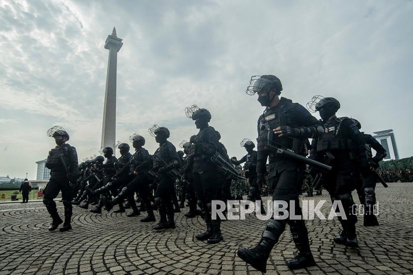 Prajurit Korps Brimob Polri mengikuti apel gabungan gelar pasukan di lapangan Monas, Jakarta, Senin (11/4/2022). Apel tersebut dilaksanakan dalam rangka pengamanan aksi unjuk rasa BEM SI yang menolak isu penundaan pemilu 2024.