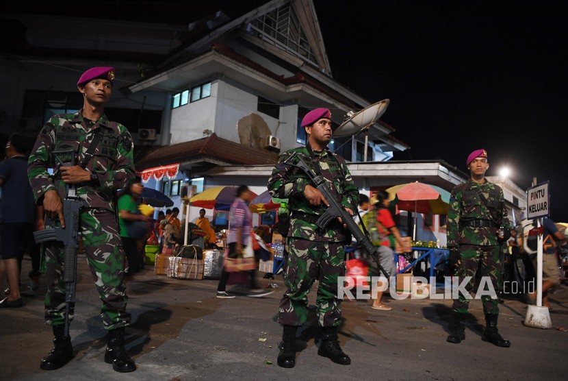 Prajurit Korps Marinir TNI AL berjaga di Pelabuhan Jayapura, Papua, Ahad (1/9/2019). 