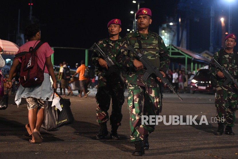 Prajurit Korps Marinir TNI AL berjaga di Pelabuhan Jayapura, Papua, Ahad (1/9/2019). 