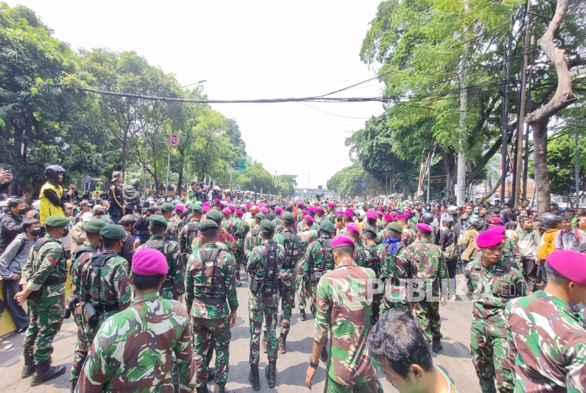 Prajurit Korps Marinir TNI AL dikerahkan berjaga di depan Mako Brimob Polda Metro Jaya, Kwitang, Jakarta Pusat, Jumat (29/8/2025).