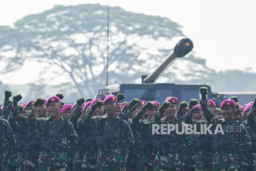 Prajurit Korps Marinir TNI AL mengikuti Apel Kesiapan Pasukan Pengamanan Pelantikan Presiden dan Wakil Presiden terpilih 2019 di Skuadron 17 Lanud Halim Perdanakusuma, Jakarta Timur, Senin (30/9/2019).