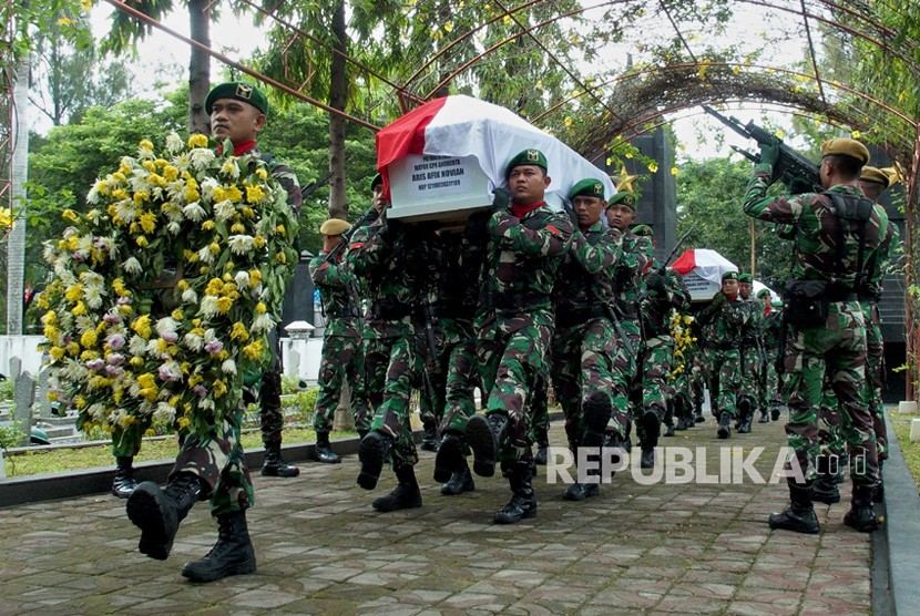 Prajurit Korps Penerbangan Angkatan Darat (Penerbad) mengusung peti berisi jenazah empat rekannya yang gugur dalam kecelakaan Helikopter Mi-17 di Papua, saat pemakaman di Taman Makam Pahlawan (TMP) Giri Tunggal Semarang, Jawa Tengah, Selasa (18/2/2020). 