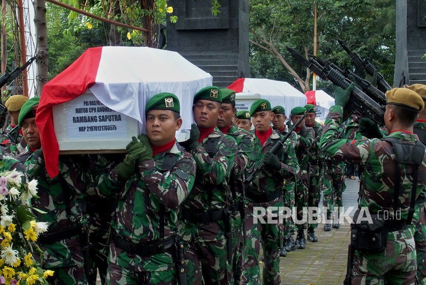 Prajurit Korps Penerbangan Angkatan Darat (Penerbad) mengusung peti berisi jenazah empat rekannya yang gugur dalam kecelakaan Helikopter Mi-17 di Papua, saat pemakaman di Taman Makam Pahlawan (TMP) Giri Tunggal Semarang, Jawa Tengah, Selasa (18/2/2020). 