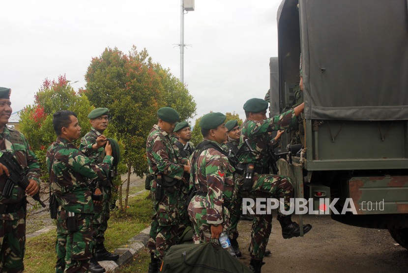 Prajurit Kostrad dari Yon Armed 13 menaiki truk saat tiba di Bandara Domine Eduard Osok (DEO) Kota Sorong, Papua Barat, Selasa (20/8/2019). 