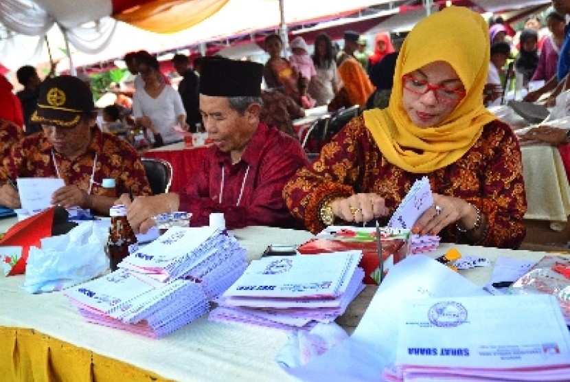  Prajurit Kostrad melakukan upacara apel persiapan Pilpres 9 Juli, di Markas Kostrad, Cilodong, Depok, Ahad (6/7).