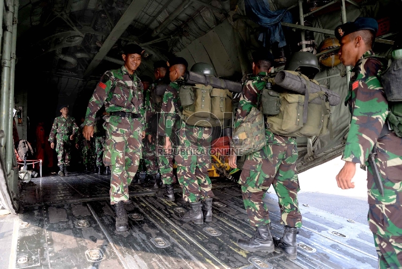 Prajurit Kostrad memasuki pesawat Hercules.