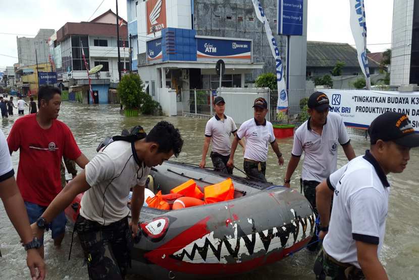 Prajurit TNI dengan perahu karetnya melaksanakan evakuasi warga korban banjir (ilustrasi)