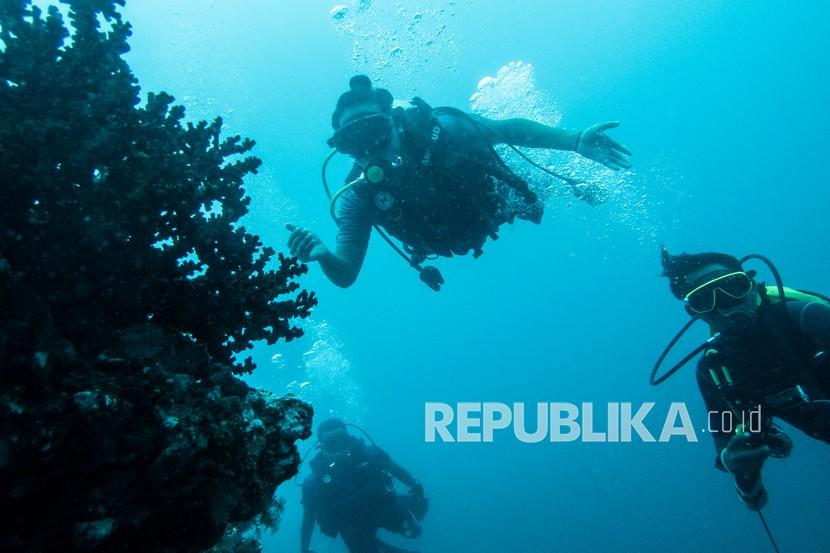 Menyelam di spot Arus Balee, Sabang, Aceh, Kamis (7/10/2021). Sabang memang terkenal dengan bawah laut yang merupakan potensi wisata kelas dunia. Sebab itu, pelestarian terumbu karang masih harus terus dilakukan secara berkelanjutan.