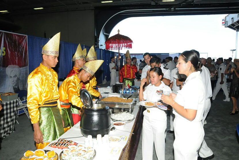 Sajian ragam masakan yang disuguhkan prajurit KRI Diponegoro-365 mendapatkan perhatian dan daya tarik tersendiri.