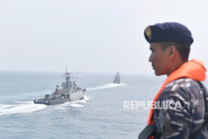 Prajurit KRI Semarang-594 melakukan peran parade saat KRI Teuku Umar-385 sailing pass di Laut Natuna, Rabu (15/1/2020). 