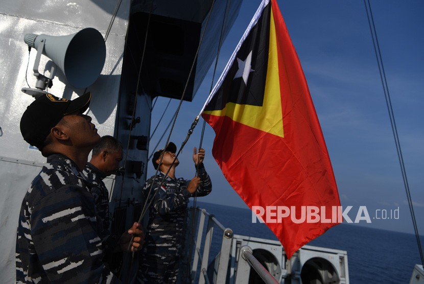 Prajurit KRI Usman Harun-359 menaikkan bendera Timor Leste di geladak meriam 30mm KRI Usman Harun-359 ketika memasuki perairan Timor Leste di Dili, Timor Leste, Rabu (11/12/2019). Timor Leste menyelenggarakan pemilihan presiden kelimanya sejak kemerdekaan. Ilustrasi.