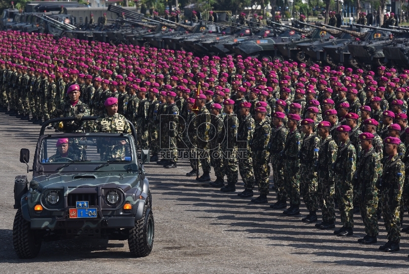 Prajurit marinir TNI AL berjajar rapi.