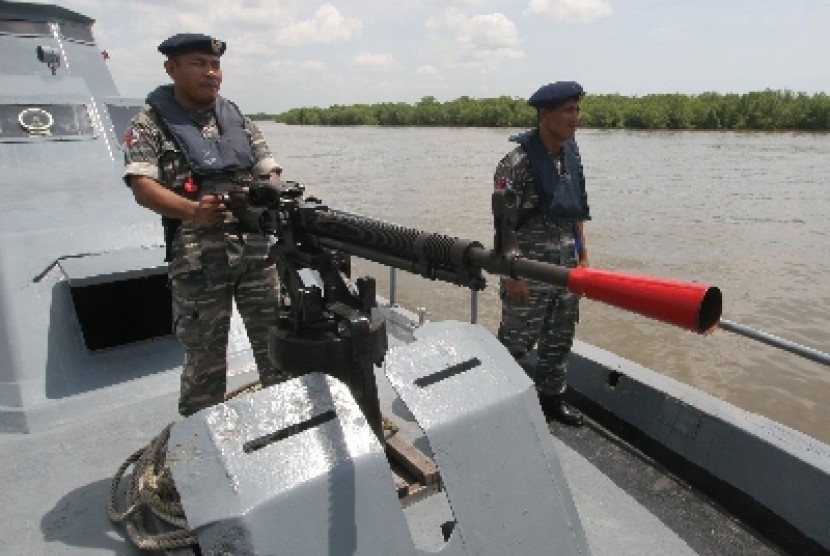 Prajurit marinir TNI AL sedang berpatroli. 