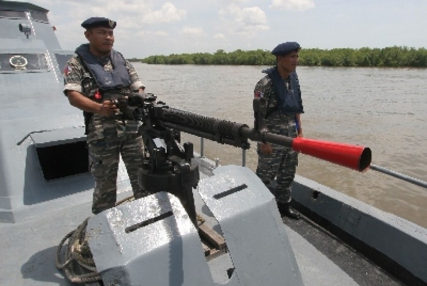 Prajurit marinir TNI AL berpatroli mencegah kapal asing mencuri ikan di laut Indonesia.