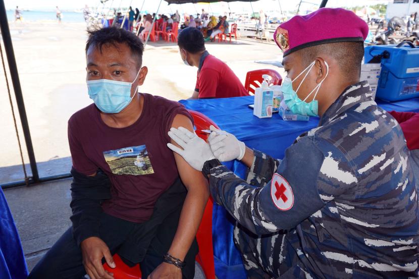 Prajurit Marinir TNI AL menyuntikkan vaksin bagi masyarakat umum (ilustrasi). Puslatpur Marinir 6 terjunkan 10 personel binkes bantu vaksinasi Sukabumi
