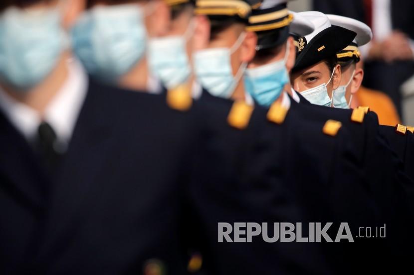 Prajurit mengenakan masker sebelum parade Hari Bastille di jalan Champs Elysees, Paris, Selasa (14/7). 