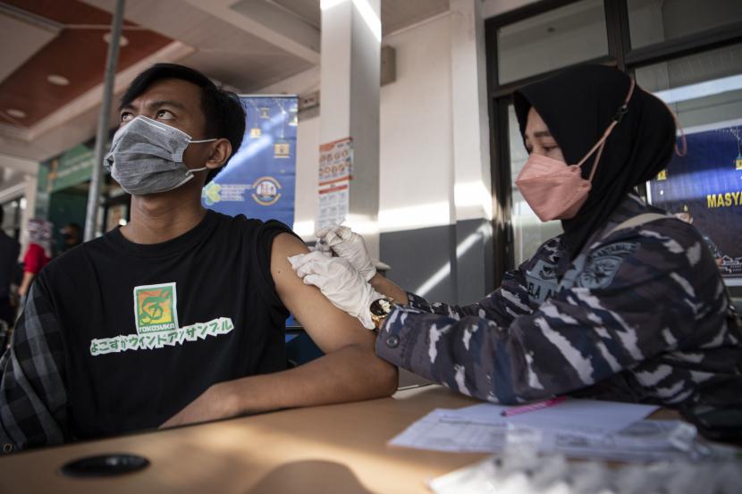 Penyuntikkan vaksin COVID-19 dosis ketiga atau booster kepada pemudik di Stasiun Kertapati Palembang Sumatera Selatan. Dinkes Kota Palembang mengakui telah kehabisan stok dosis vaksin Covid-19.