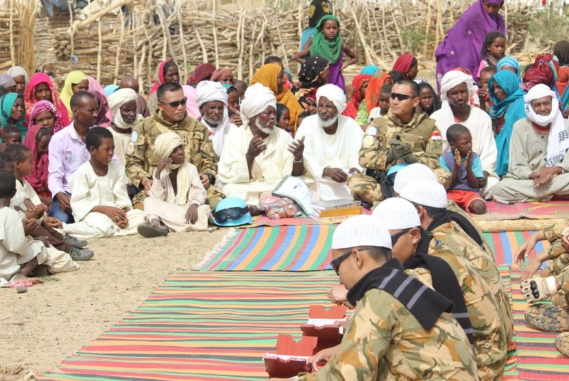 Prajurit Satgas Indobatt-02 menggelar pertunjukan hadrah marawis di Desa fidhaus, Darfur, Sudan.