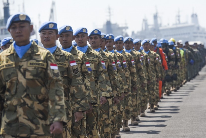 Prajurit Satgas Maritim TNI Konga XXVIII-I/UNIFIL berbaris ketika mengkuti upacara keberangkatan menuju Laut Lebanon di Dermaga Madura Koramatim, Surabaya, Jawa Timur, Kamis (11/8). 