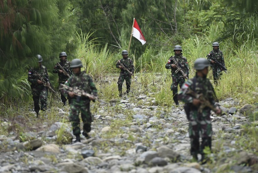 Prajurit Satgas Pamtas Yonif Linud 431/SSP Kostrad melakukan partoli perbatasan Indonesia-Papua Nugini di Waris, Keerom, Papua, Kamis (17/3).