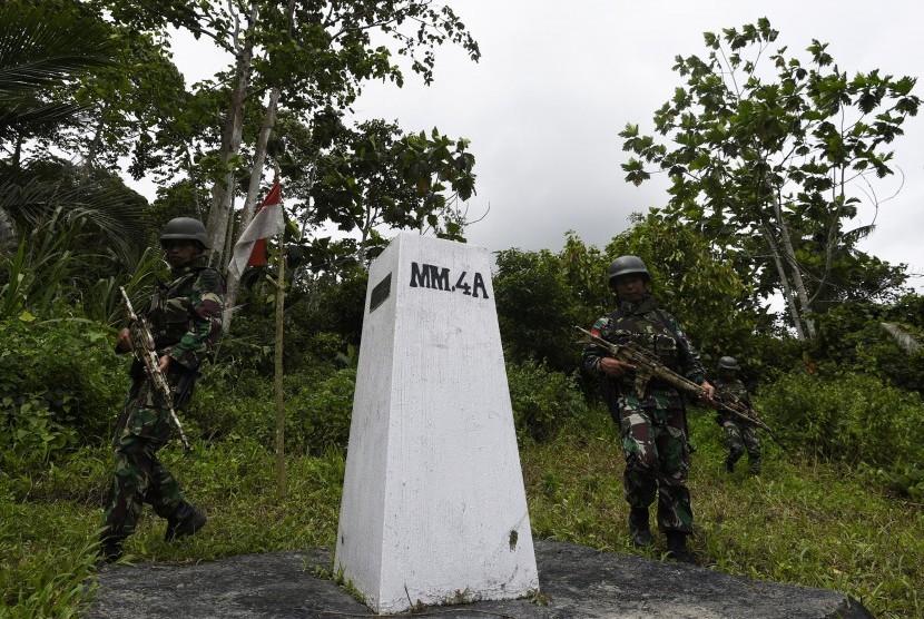 Prajurit Satgas Pamtas Yonif Linud 431/SSP Kostrad tiba di tugu batas saat partoli perbatasan Indonesia-Papua Nugini di Waris, Keerom, Papua, Kamis (17/3).