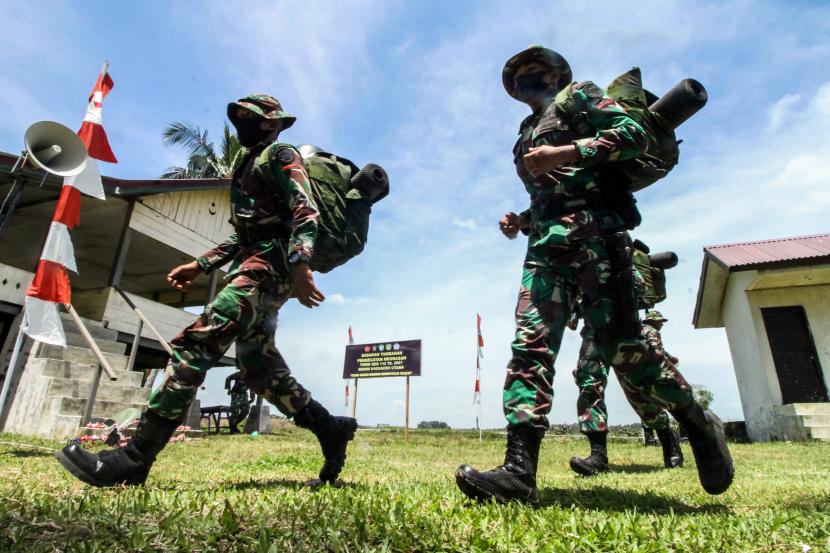 Prajurit Satuan Tugas (Satgas) TNI Manunggal Membangun Desa (TMMD) berlari menuju lokasi pembukaan TMMD ke-112 Tahun 2021 di Desa Cot Trieng, Muara Satu, Lhokseumawe, Aceh, Rabu (15/9/2021).