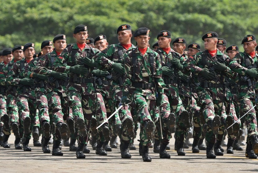 Prajurit TNI AD berbaris saat defile pasukan (Ilustrasi)