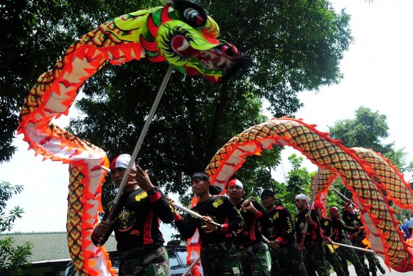 Prajurit TNI AD dari Yonif 407 Tegal melakukan atraksi kesenian Naga Padma di Kabupaten Tegal, Jateng, Selasa (18/2). Kelompok Naga Padma merupakan tim kesenian liong dan barongsai yang dimiliki prajurit TNI.
