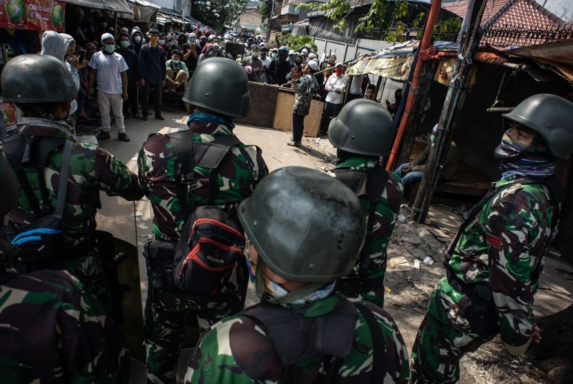 [ilustrasi] Prajurit TNI AD melakukan pengamanan di Jalan KS Tubun, Jakarta, Rabu (22/5/2019). 