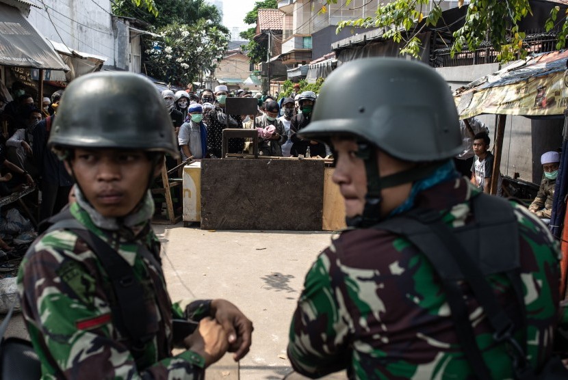 Prajurit TNI AD melakukan pengamanan di Jalan KS Tubun, Jakarta, Rabu (22/5/2019). 